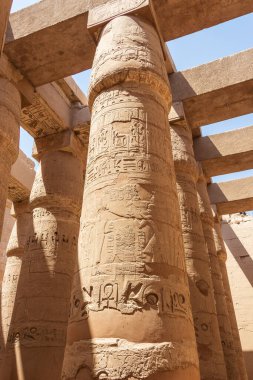 Luxor 'daki güzel Mısır tapınağında hiyeroglifler ve antik sembollerle büyük sütunlar oluşturuldu. Karnak Tapınağı.