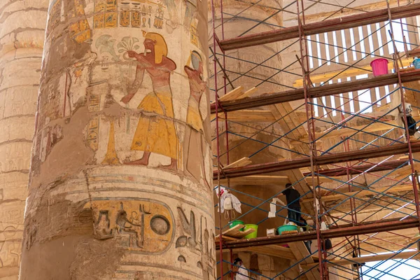 Luxor, Mısır - 21 Eylül 2021: Karnak Tapınağı Kompleksindeki Büyük Hypostyle Salonundaki 134 sütunun temizlenmesi.