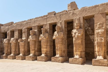 Firavun III. Ramses 'in heykelleri, Mısır' daki Karnak, Luxor tapınağının merkezini koruyan Osiris 'tir..