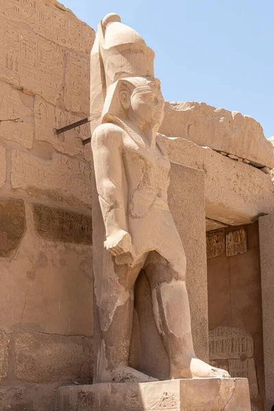 Sochy Faraóna Ramsese Iii Střežící Okrsek Chrámu Karnaka Luxora Egypta — Stock fotografie