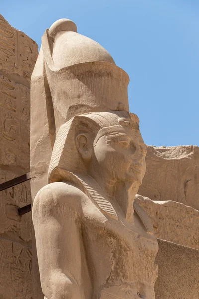 Statyerna Farao Ramses Iii Vaktar Polisstationen Templet Karnak Luxor Egypten — Stockfoto