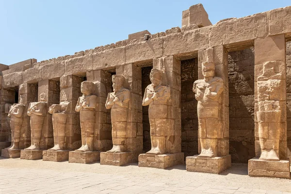 Les Statues Pharaon Ramsès Iii Comme Osiris Gardant Enceinte Temple — Photo