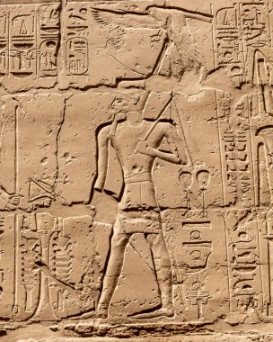 Antik Mısır duvar resimleri ve taş duvarlar Luksor Karnak Tapınağı üzerine yazıları
