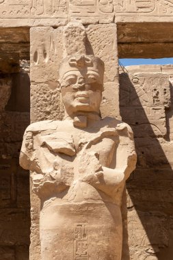 Firavun III. Ramses 'in heykelleri, Mısır' daki Karnak, Luxor tapınağının merkezini koruyan Osiris 'tir..