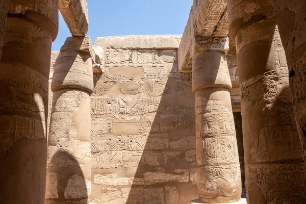 Ruiny Świątyni Karnak Starożytne Egipskie Malowidła Pisma Kamiennych Murach Luxor — Zdjęcie stockowe