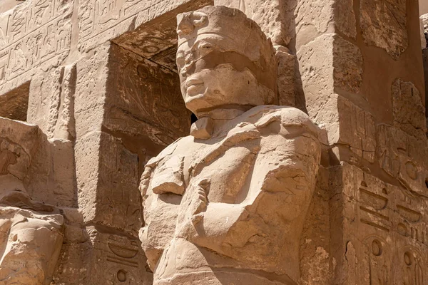 Статуї Фараона Рамсеса Iii Осіріса Охороняє Територію Храму Карнак Луксор — стокове фото