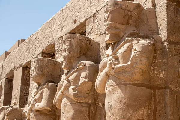 Статуї Фараона Рамсеса Iii Осіріса Охороняє Територію Храму Карнак Луксор — стокове фото