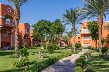 Hurghada, Mısır - 25 Eylül 2021: Hurghada 'da güzel bir Mısır bahçesinde taş kaldırım