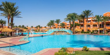 Hurghada, Mısır - 25 Eylül 2021: Turistler lüks otel Karayipler Dünya Resort Soma Körfezi 'nde tatildeler