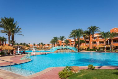 Hurghada, Mısır - 25 Eylül 2021: Turistler lüks otel Karayipler Dünya Resort Soma Körfezi 'nde tatildeler