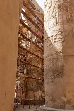 Luxor, Mısır - 21 Eylül 2021: Karnak Tapınağı Kompleksindeki Büyük Hypostyle Salonundaki 134 sütunun temizlenmesi.