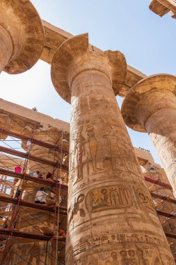 Luxor, Mısır - 21 Eylül 2021: Karnak Tapınağı Kompleksindeki Büyük Hypostyle Salonundaki 134 sütunun temizlenmesi.