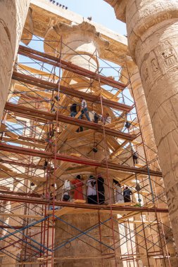 Luxor, Mısır - 21 Eylül 2021: Karnak Tapınağı Kompleksindeki Büyük Hypostyle Salonundaki 134 sütunun temizlenmesi.