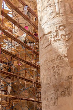 Luxor, Mısır - 21 Eylül 2021: Karnak Tapınağı Kompleksindeki Büyük Hypostyle Salonundaki 134 sütunun temizlenmesi.