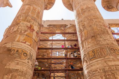 Luxor, Mısır - 21 Eylül 2021: Karnak Tapınağı Kompleksindeki Büyük Hypostyle Salonundaki 134 sütunun temizlenmesi.