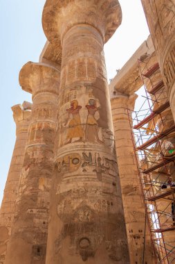 Luxor, Mısır - 21 Eylül 2021: Karnak Tapınağı Kompleksindeki Büyük Hypostyle Salonundaki 134 sütunun temizlenmesi.