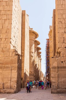 Luxor, Mısır - 21 Eylül 2021: Karnak Tapınağı Kompleksindeki Büyük Hypostyle Salonundaki 134 sütunun temizlenmesi.