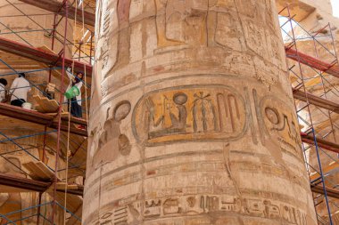 Luxor, Mısır - 21 Eylül 2021: Karnak Tapınağı Kompleksindeki Büyük Hypostyle Salonundaki 134 sütunun temizlenmesi.