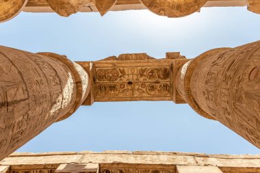 Hypostyle Salonu 'nun ana ekseni 12 büyük sütunu ve daha küçük sütunları ile görüntülenir.