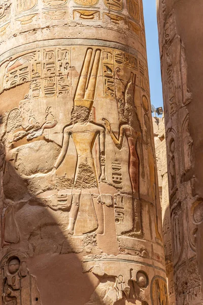 Hypostyle Salonu 'nun ana ekseni 12 büyük sütunu ve daha küçük sütunları ile görüntülenir.