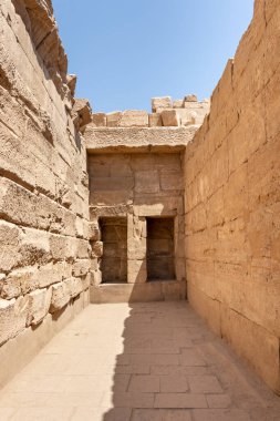 Karnak Tapınağı harabeleri, antik Mısır duvar resimleri ve taş duvarlarda yazılar, Luxor, Mısır
