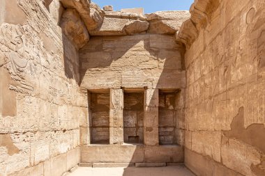 Karnak Tapınağı harabeleri, antik Mısır duvar resimleri ve taş duvarlarda yazılar, Luxor, Mısır