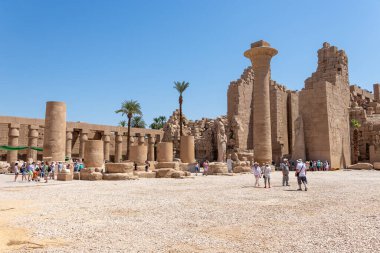 Luxor, Mısır - 21 Eylül 2021: Karnak Tapınağı Kompleksi bir köy biçimindeki bir dizi tapınak, şapel ve diğer binalardan oluşur..
