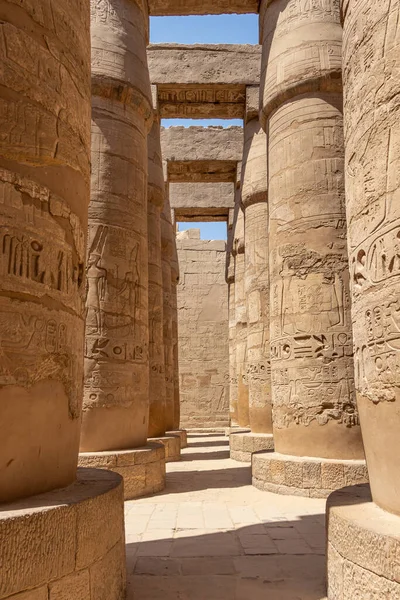 Hypostyle Salonu 'nun ana ekseni 12 büyük sütunu ve daha küçük sütunları ile görüntülenir.