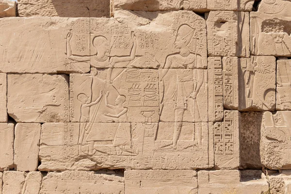 Jeroglíficos Egipcios Antiguos Tallados Pared Piedra Templo Karnak Luxor Egipto — Foto de Stock