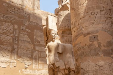 Mısır Luxor Tapınağı. Ramses 'in granit heykeli sütunların önünde oturuyordu.