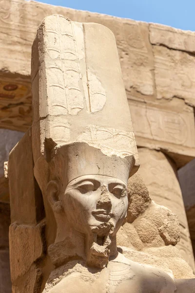 Egypte Luxor Tempel Granieten Standbeeld Van Ramses Zittend Voor Zuilen — Stockfoto