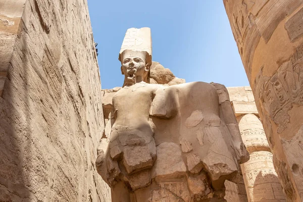 Świątynia Luxor Egipcie Granitowy Posąg Ramzesa Siedzący Przed Kolumnami — Zdjęcie stockowe
