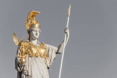 Avusturya 'nın Viyana kentindeki Avusturya Parlamentosu binasının dışındaki Yunan bilgelik tanrıçası Athena' nın heykeli.