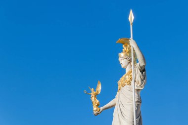 Pallas Athena heykeli mavi arka planda. Tasarımınız için fotokopi alanı var. Viyana, Avusturya.