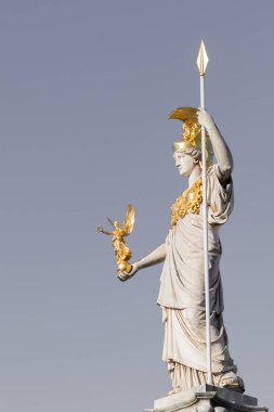 Avusturya, Viyana 'daki Parlamento binası yakınlarında gri gökyüzü olan Pallas Athena Brunnen heykeli