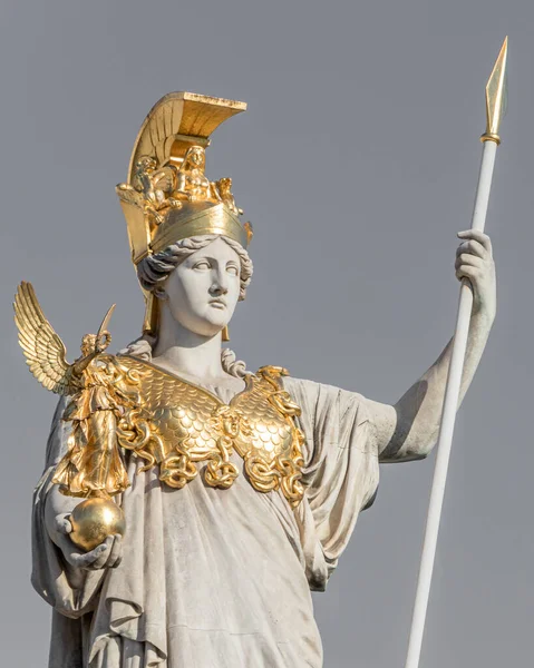 Avusturya 'nın Viyana kentindeki Avusturya Parlamentosu binasının dışındaki Yunan bilgelik tanrıçası Athena' nın heykeli.