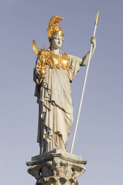 Статуя Паллады Афины на сером фоне Вена, Австрия
