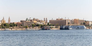 Luxor, Mısır - 21 Eylül 2021: Mısır 'daki River Nile Luxor. Arka planda güzel bir turistik şehir.