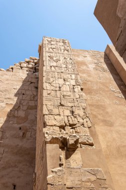 Mısır 'ın Luxor kentindeki Karnak Tapınağı kompleksindeki rahatlama detayları ve Mısır hiyeroglifleri
