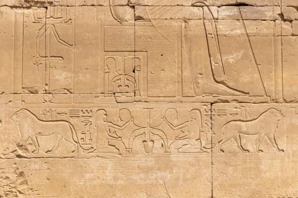 Mısır Luxor Kentindeki Karnak Tapınağı Kompleksindeki Rahatlama Detayları Mısır Hiyeroglifleri — Stok fotoğraf