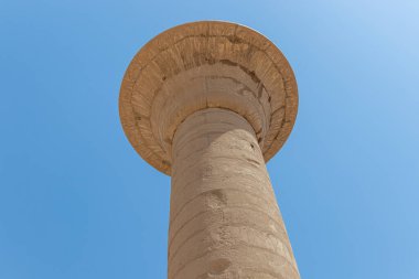 Luxor 'daki güzel Mısır tapınağında hiyeroglifler ve antik sembollerle büyük sütunlar oluşturuldu. Karnak Tapınağı.