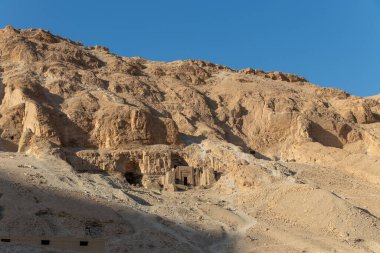 Mısır, Luxor 'daki Hatshepsut Tapınağı' nın yanında mezarlar