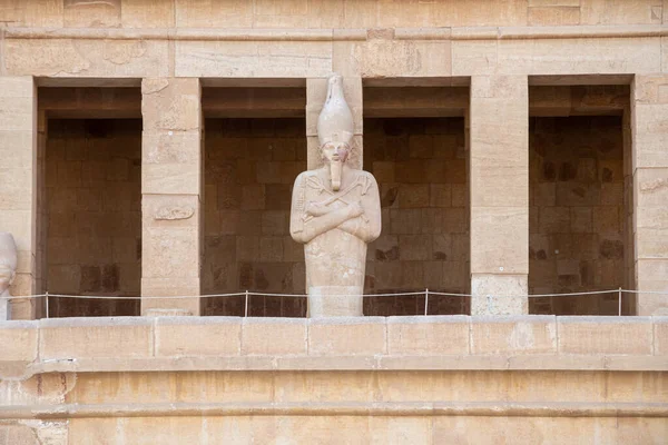 Una Escultura Del Faraón Templo Mortuorio Hatshepsut Cerca Ciudad Egipcia — Foto de Stock