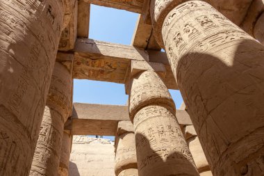 Luxor 'daki güzel Mısır tapınağında hiyeroglifler ve antik semboller olan büyük sütunlar. Karnak Tapınağı.
