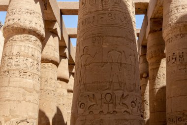 Luxor 'daki güzel Mısır tapınağında hiyeroglifler ve antik semboller olan büyük sütunlar. Karnak Tapınağı.
