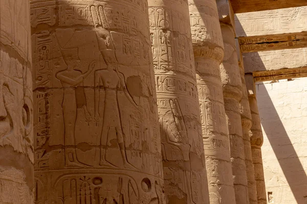Τεράστιες Κολώνες Μέσα Όμορφο Αιγυπτιακό Ναό Στο Λούξορ Ιερογλυφικά Και — Φωτογραφία Αρχείου