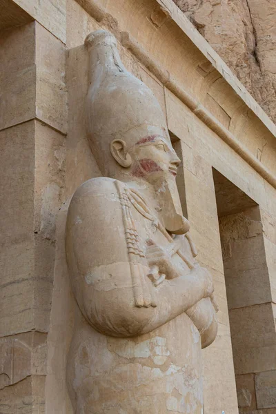 エジプトの都市ルクソール近くのハトシェプストの遺体安置所にあるファラオの彫刻 — ストック写真
