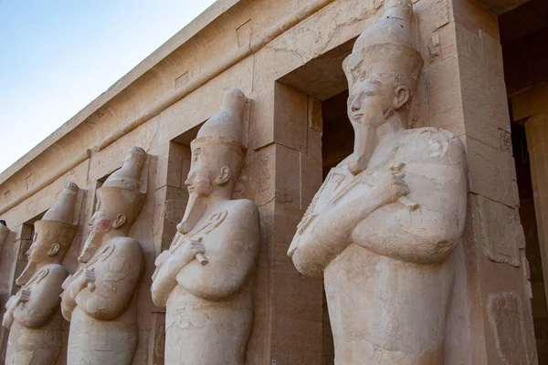 Hatshepsut Morg Tapınağı Nın Yüksek Terasında Sütunlar Tarafından Hatshepsut Heykelleri — Stok fotoğraf