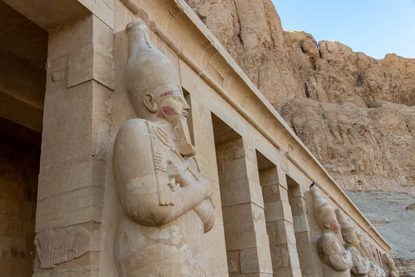 Статуи Хатшепсут Колонн Самой Высокой Террасе Храма Хатшепсут Луксор Египет — стоковое фото