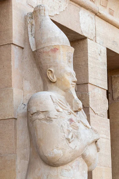 Socha Faraona Chrámu Mortuary Hatšepsuta Poblíž Egyptského Města Luxor — Stock fotografie